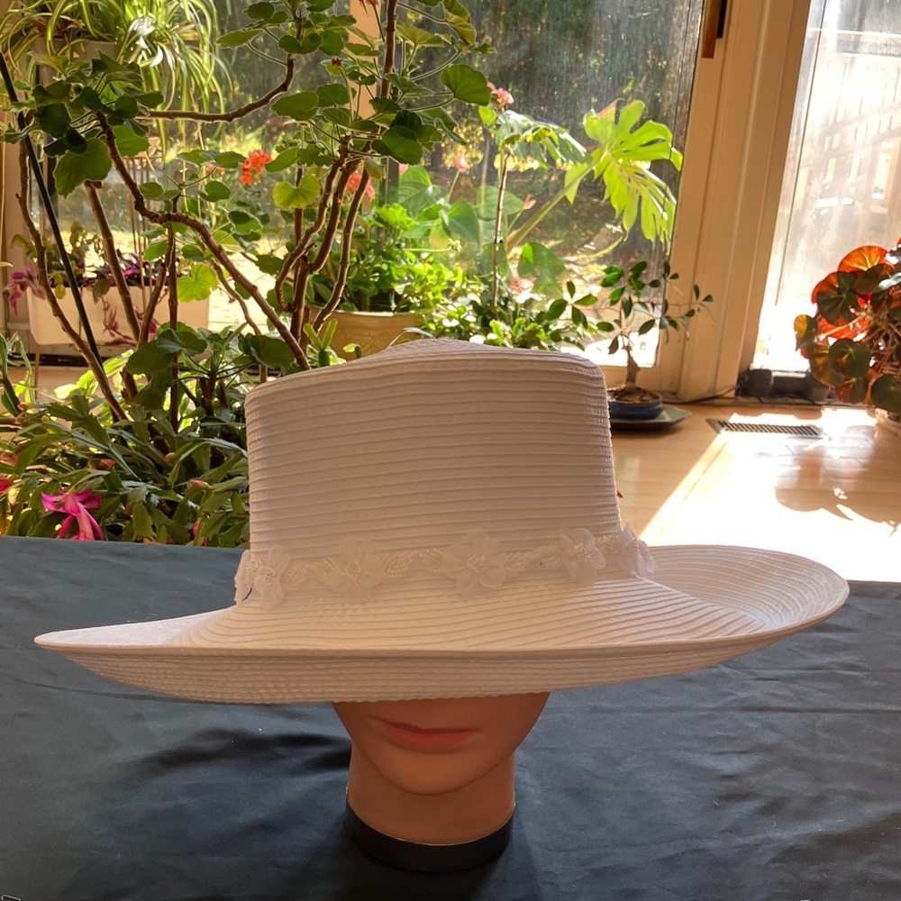 Chic White Satin Ribbon Floral-Trimmed Women's Hat
